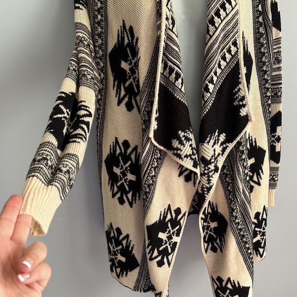 Black and Cream Patterned Women's Sweater - Picture 4 of 13